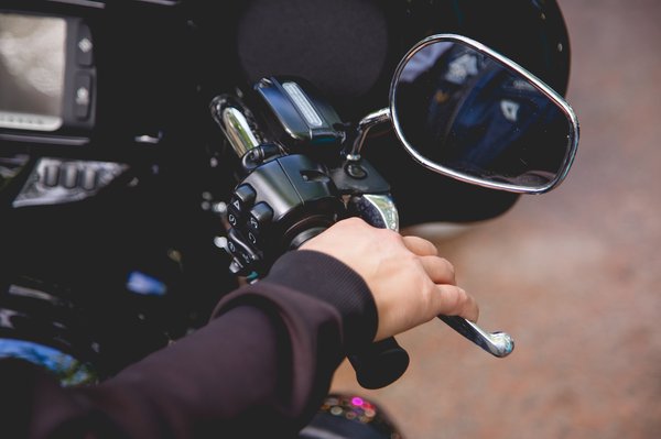 Les clés du freinage d'urgence à moto pour votre sécurité